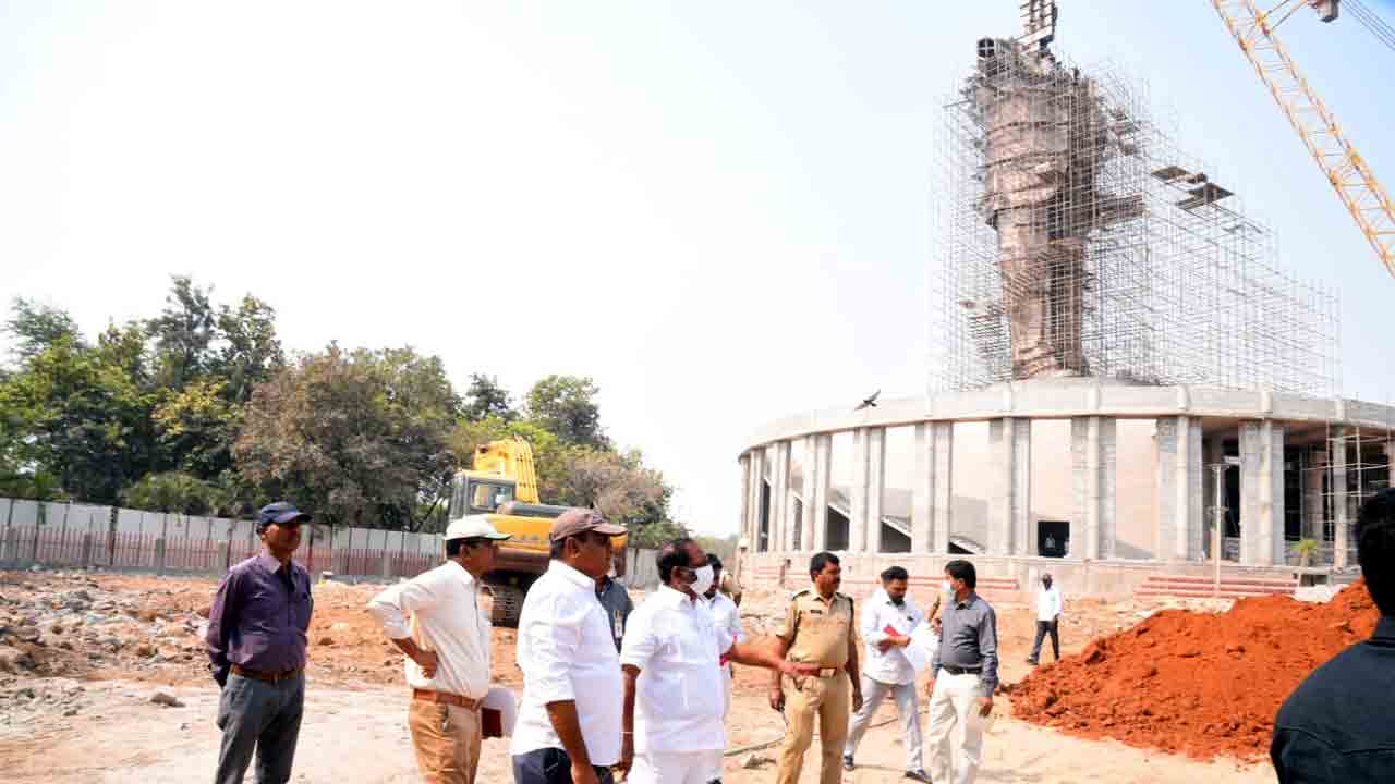 Minister Koppula Eshwar | అంబేడ్కర్‌ విగ్రహ నిర్మాణ పనులు పరిశీలించిన మంత్రి కొప్పుల.. ఏప్రిల్‌ 5లోగా పూర్తి చేయాలని ఆదేశం