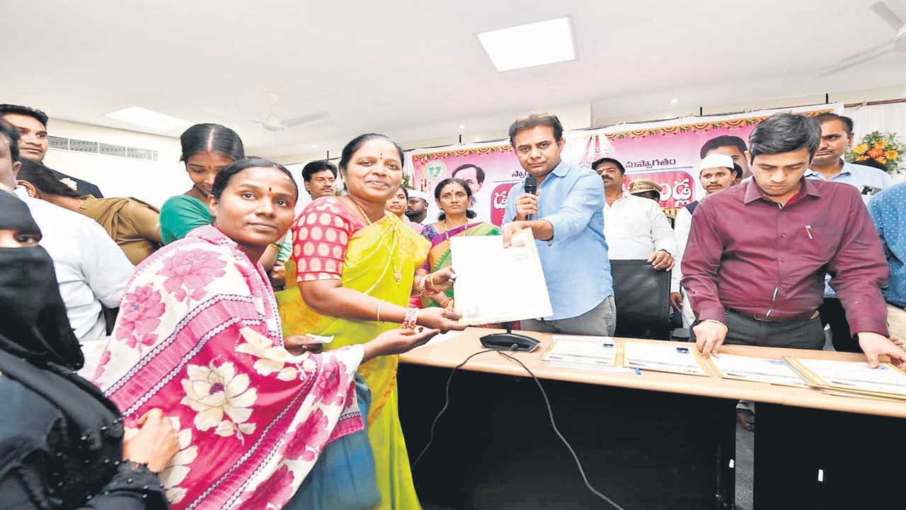 సిరిసిల్లలో అరులందరికీ ఇండ్లు అందించే బాధ్యత నాది