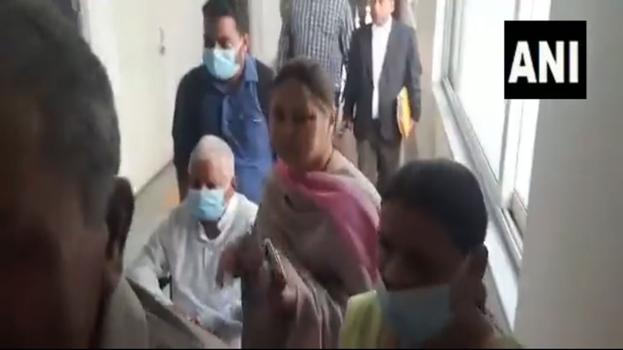 Lalu Prasad Yadav: వీల్ చైర్‌లో కోర్టుకు హాజ‌రైన లాలూ.. వీడియో