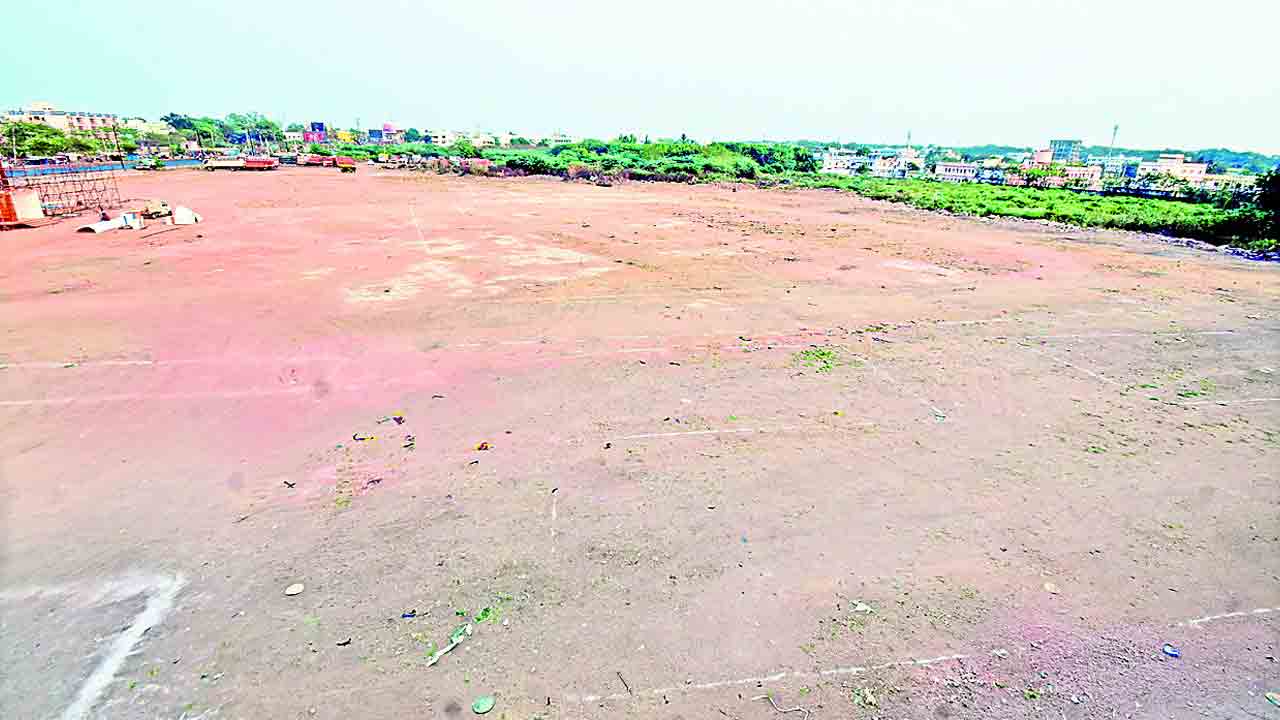 త్వరలోనే జిల్లా పాలనా సౌధం నిర్మాణ పనులు ప్రారంభం