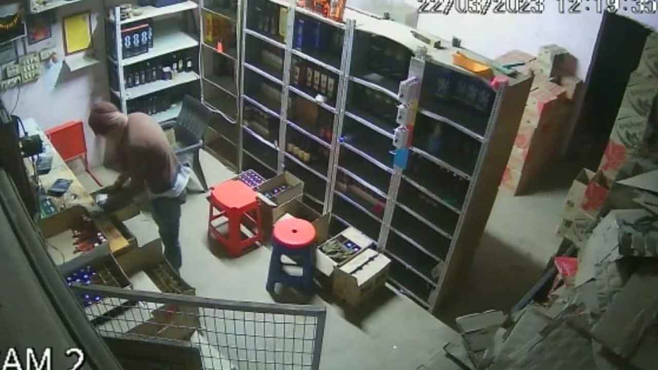 మద్యం దుకాణంలో చోరీ