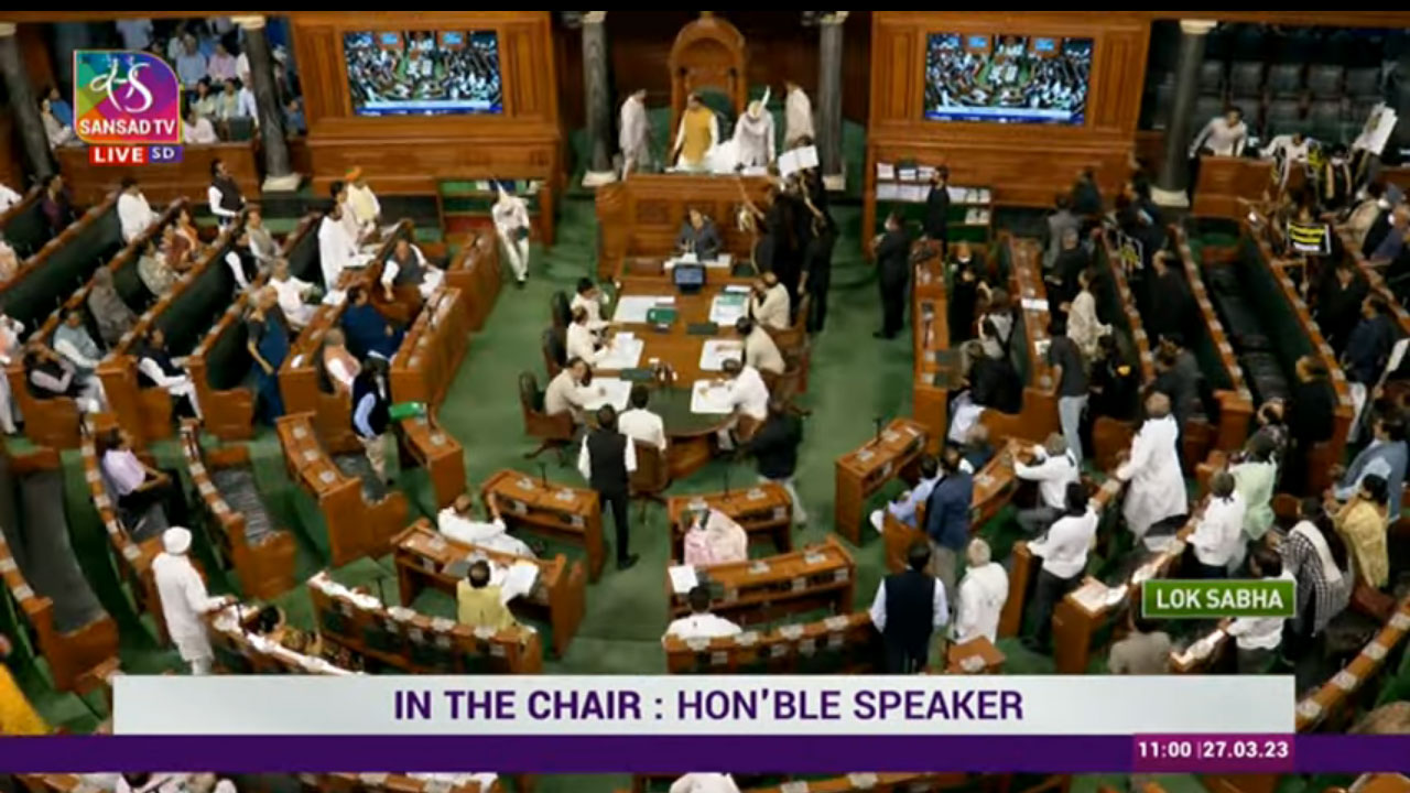MPs Protest: న‌ల్ల దుస్తుల్లో విప‌క్ష ఎంపీల ప్ర‌ద‌ర్శ‌న‌.. లోక్‌స‌భ స్పీక‌ర్‌పై ప్ల‌కార్డులు, పేప‌ర్లు విసిరేశారు