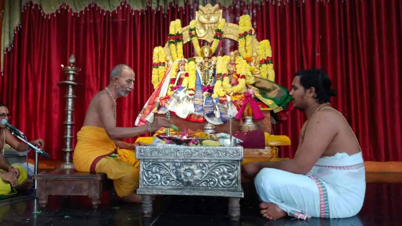 భద్రాద్రి రామయ్యకు స్వర్ణ పుష్పార్చన