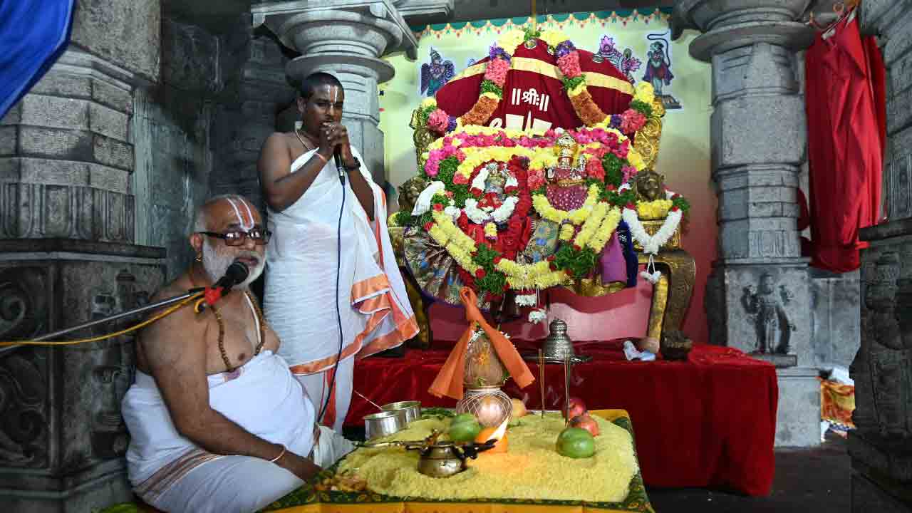 గుట్టలో వైభవంగా నిత్య కల్యాణోత్సవం