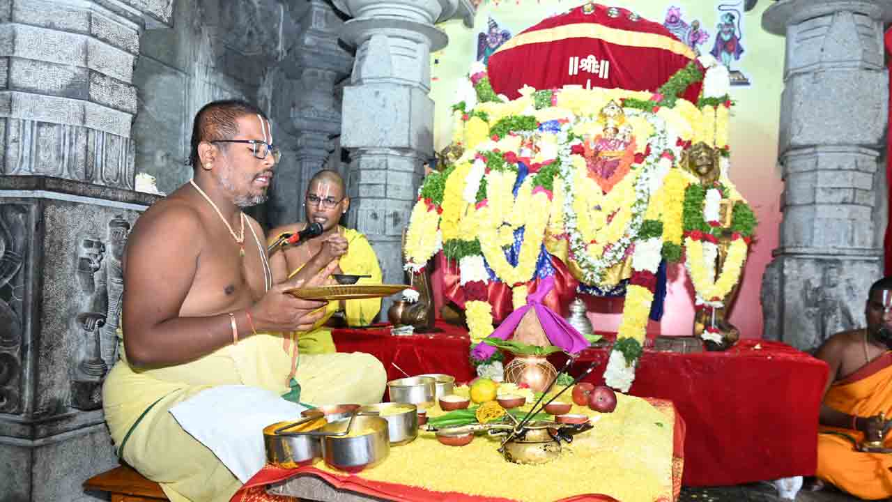 గుట్టలో వైభవంగా వెండి మొక్కుజోడు సేవ