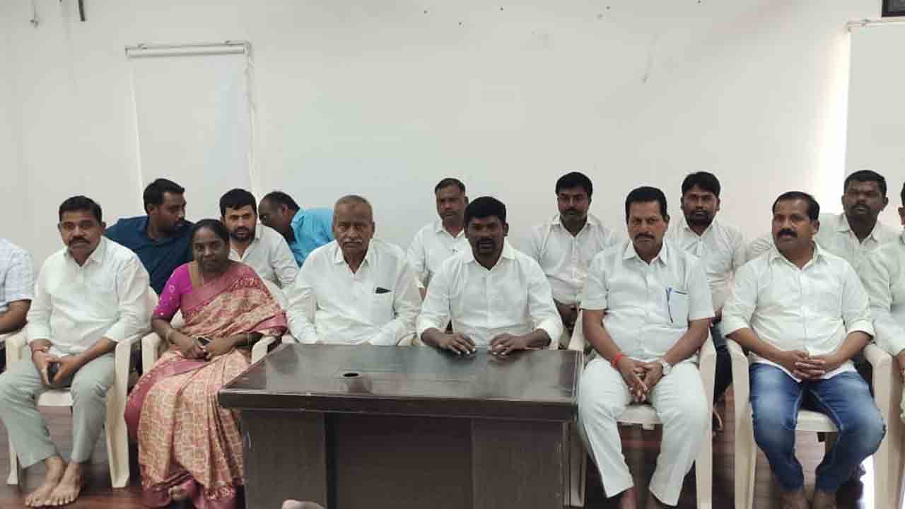 ప్రజాస్వామ్యబద్ధంగా వ్యవహరించాలి