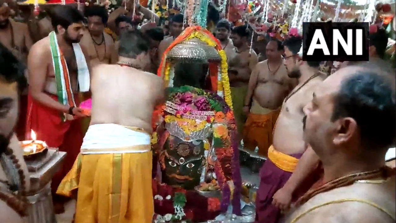 Holi: ఉజ్జ‌యిని మ‌హాకాలేశ్వురుడి స‌న్నిధిలో హోళీ.. వీడియో