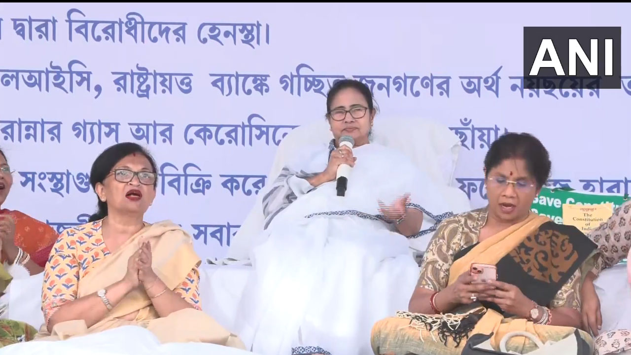 Mamata Banerjee: కేంద్ర ప్ర‌భుత్వానికి వ్య‌తిరేకంగా.. పాట పాడిన మ‌మ‌తా బెన‌ర్జీ… వీడియో