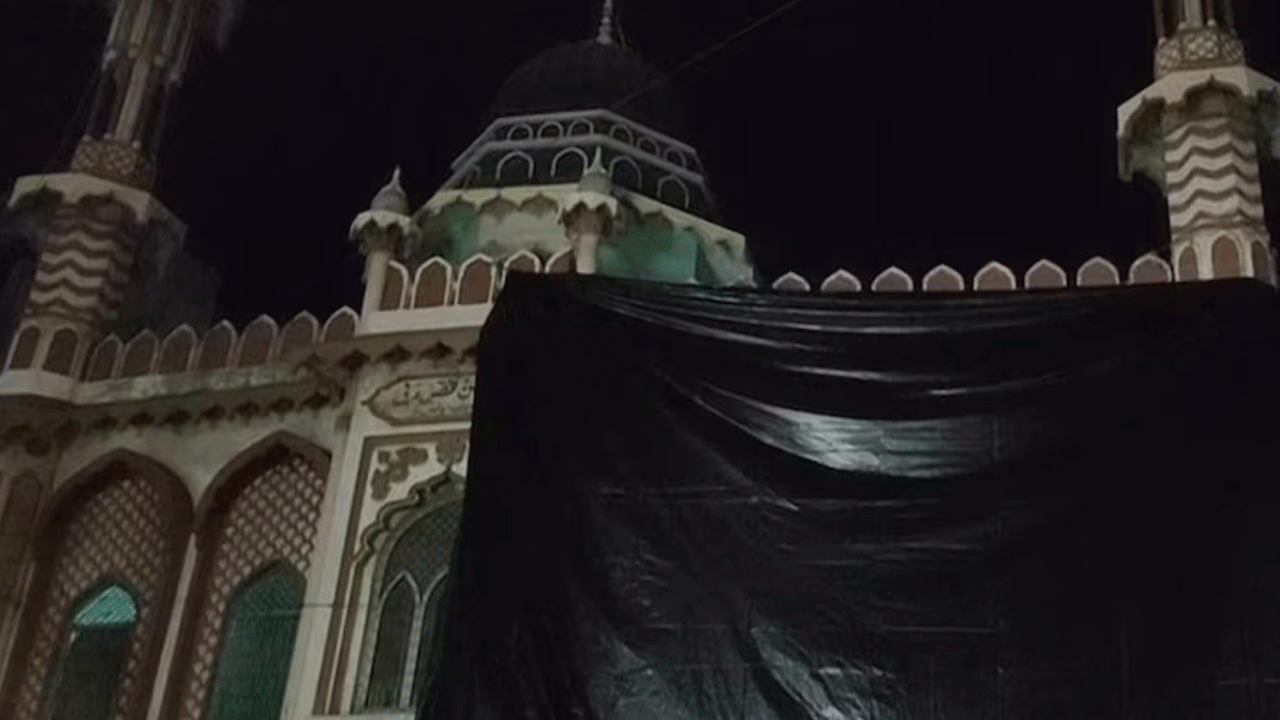 Holi celebrations | అలీఘ‌ఢ్ మ‌సీదును టార్పాలిన్ క‌వ‌ర్ల‌తో క‌ప్పేశారు ..!