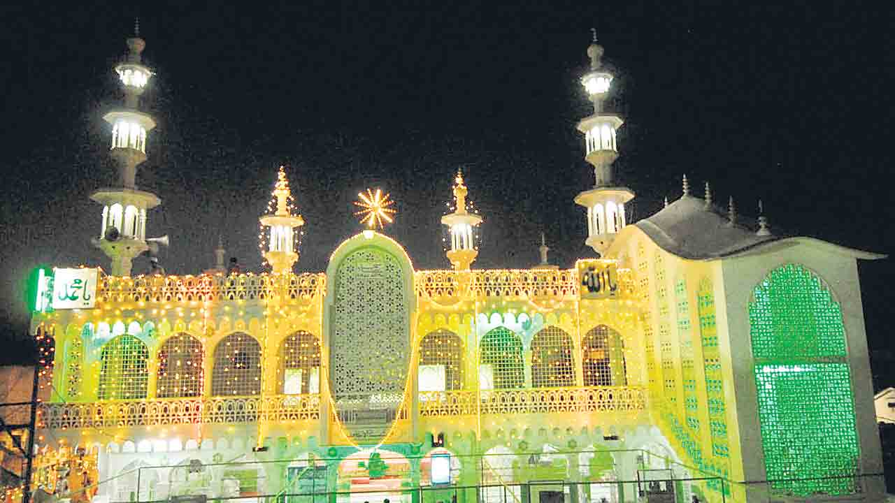 నెలవంక తొంగి చూసింది..