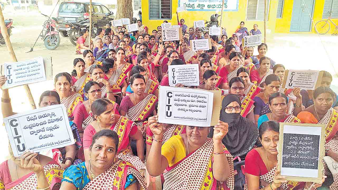 పోరుబాటలో అంగన్‌వాడీలు