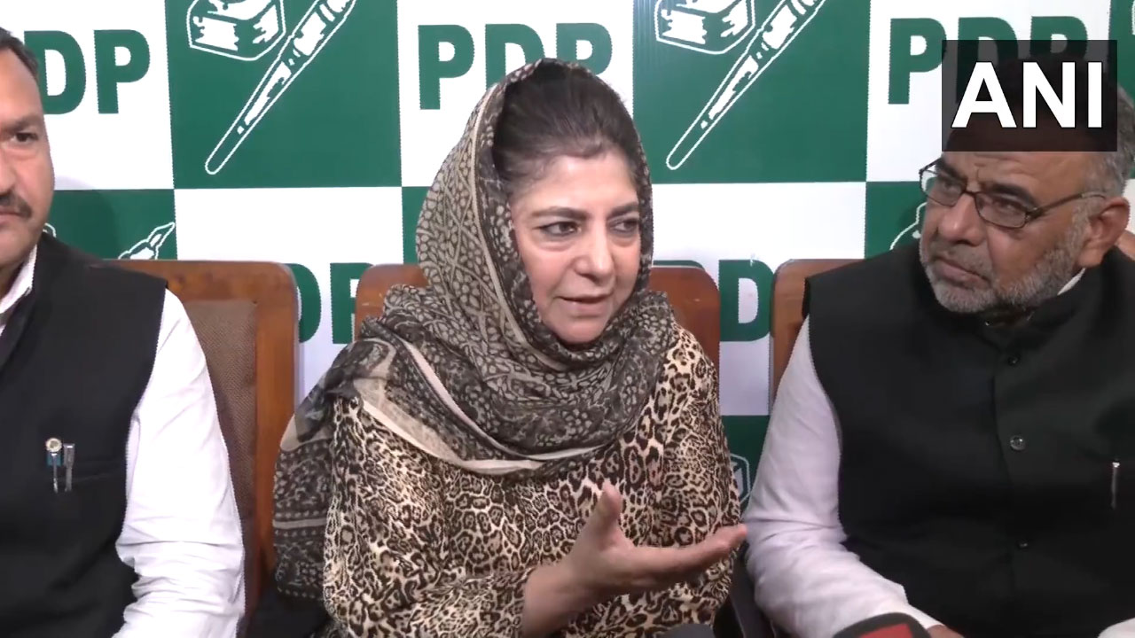 Mehbooba Mufti: శివాల‌యంలో మెహ‌బూబా ముఫ్తీ.. స‌మ‌ర్ధించుకున్న పీడీపీ నేత‌