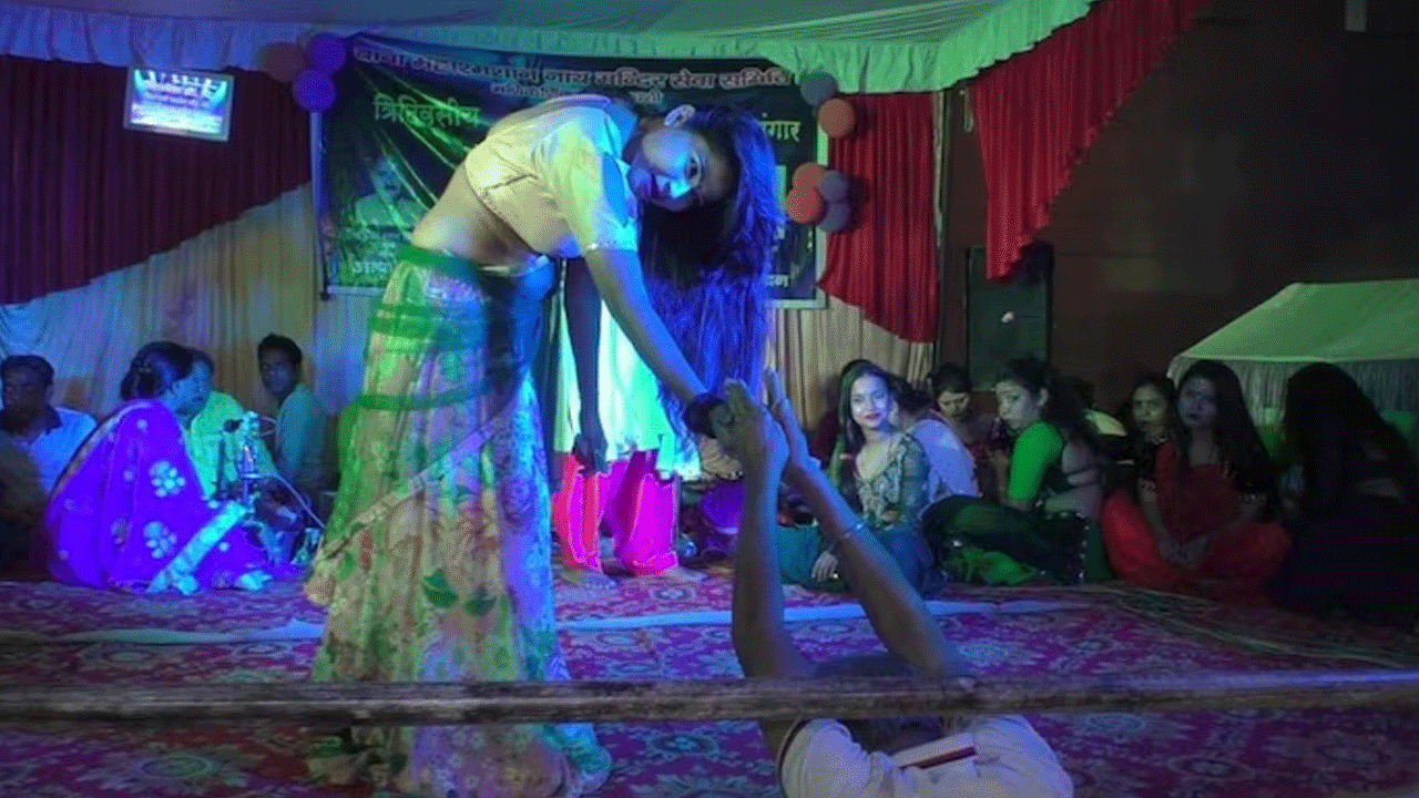 UP | వార‌ణాసిలోని మ‌ణిక‌ర్ణిక ఘాట్‌లో అశ్లీల నృత్య ప్ర‌ద‌ర్శ‌న