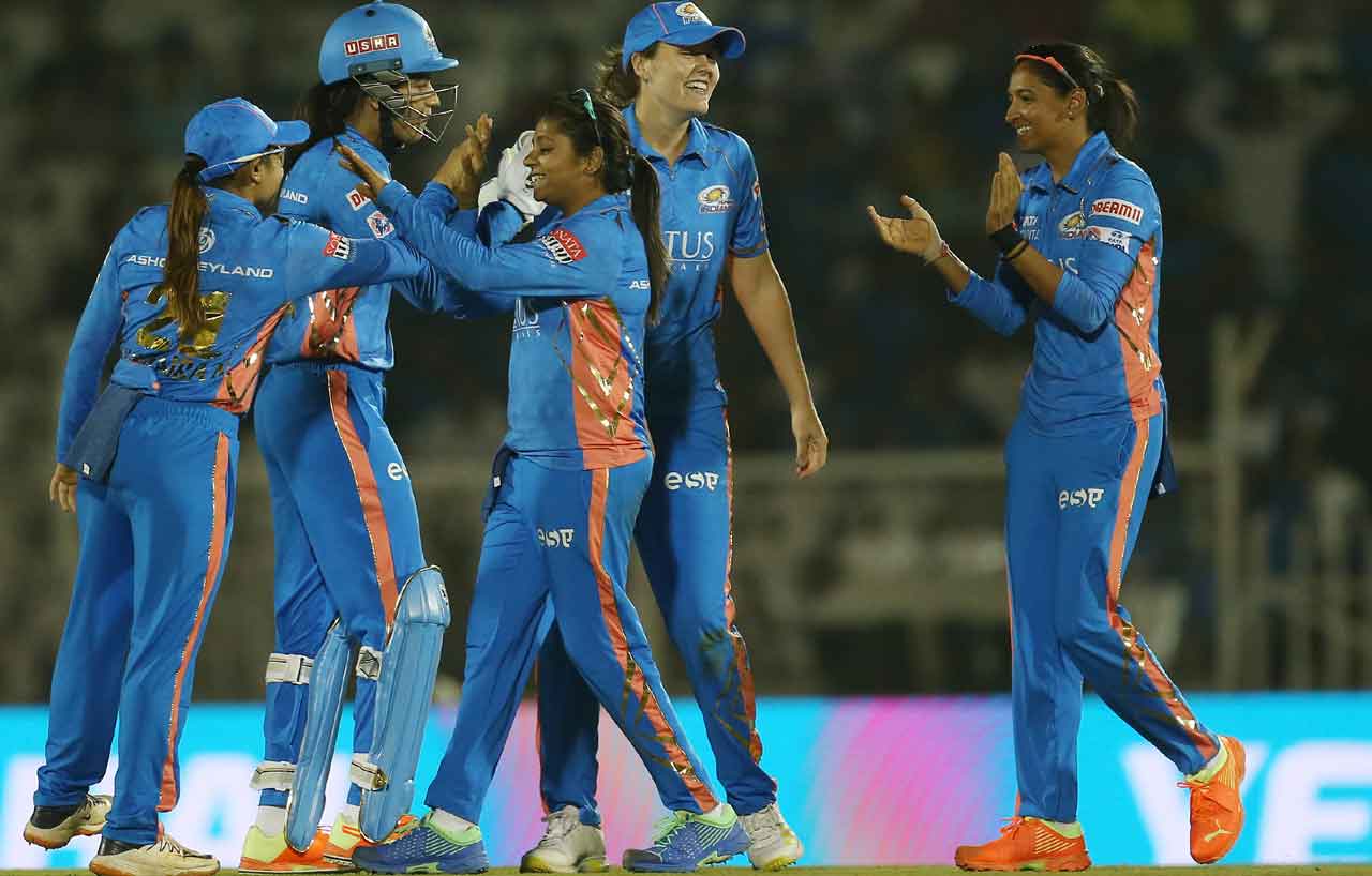 MI vs RCB | ఆర్సీబీ ఐదు వికెట్లు డౌన్.. క్రీజులో రీచా, క‌నికా