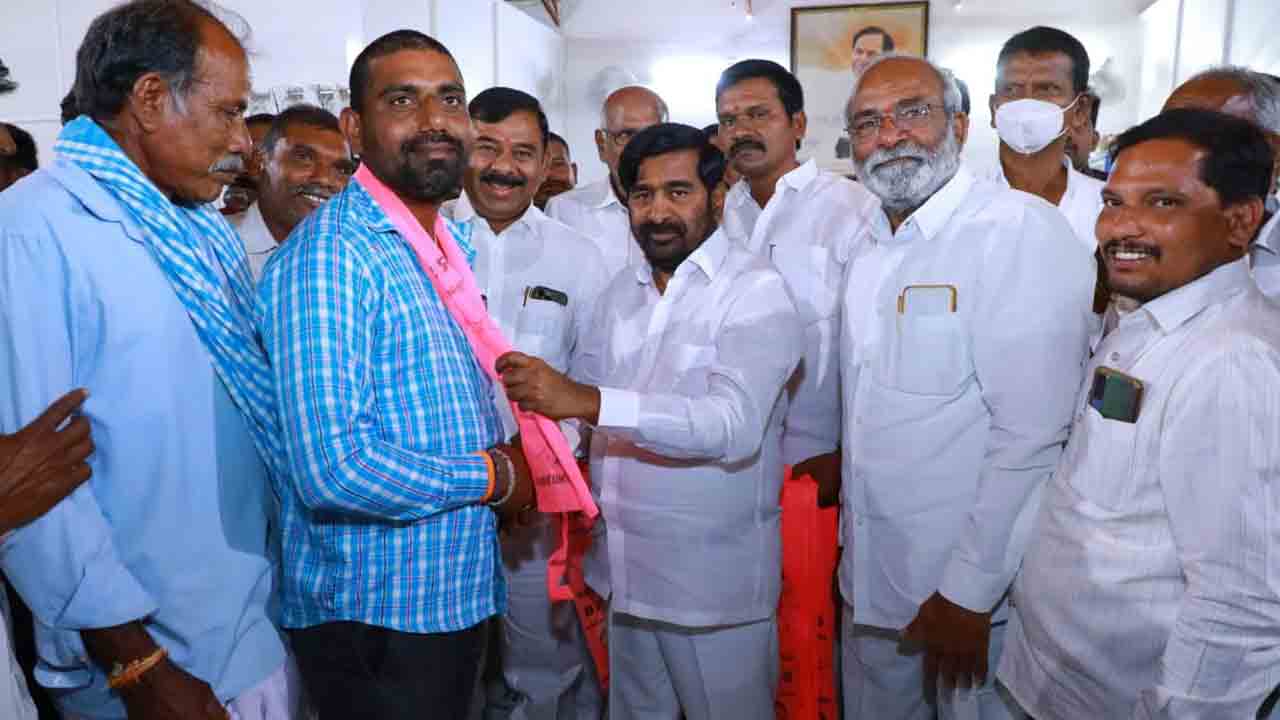 అభివృద్ధిపై చర్చ జరుగాలి