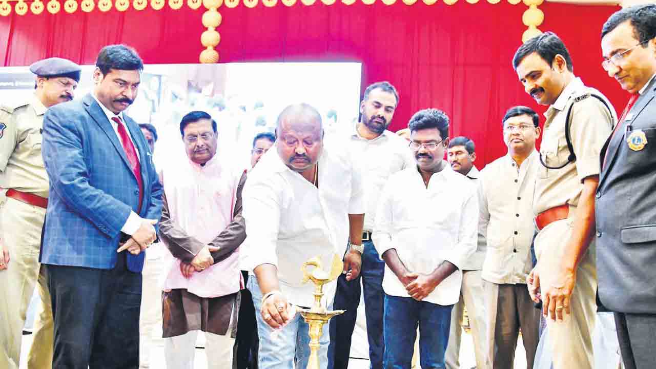 యువత సన్మార్గంలో నడవాలి