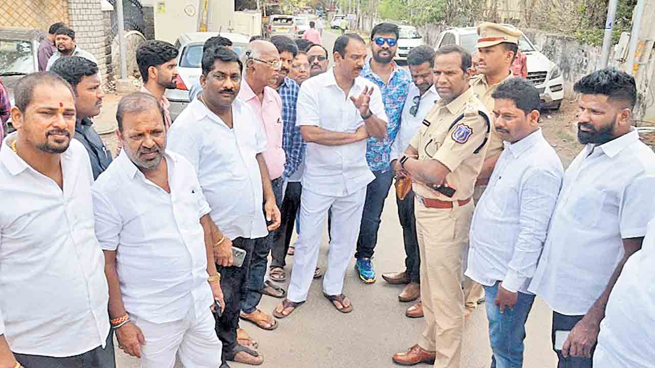 పాత వాహనాలను వెంటనే తరలించాలి