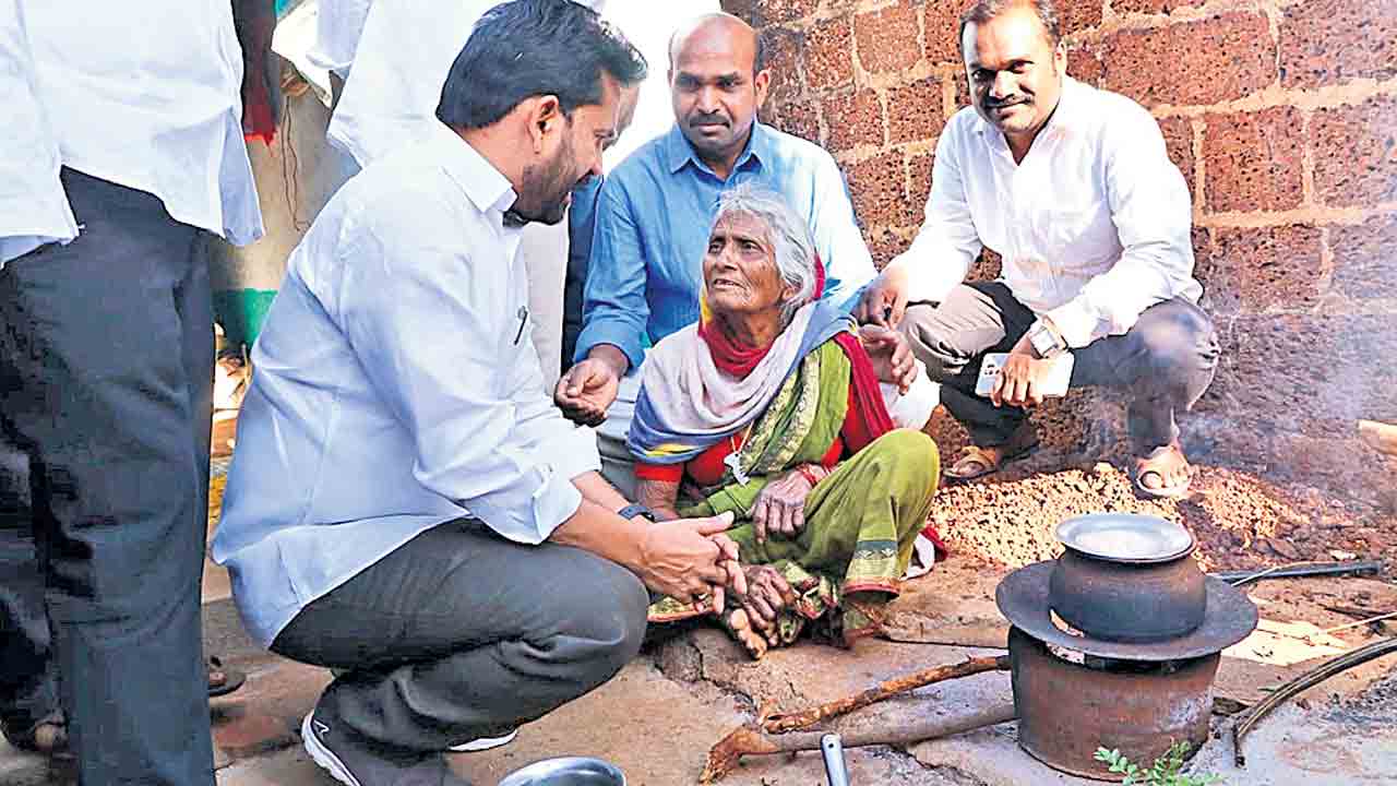 కేసీఆర్‌ పింఛన్‌ ఇచ్చి ఆదుకున్నడు