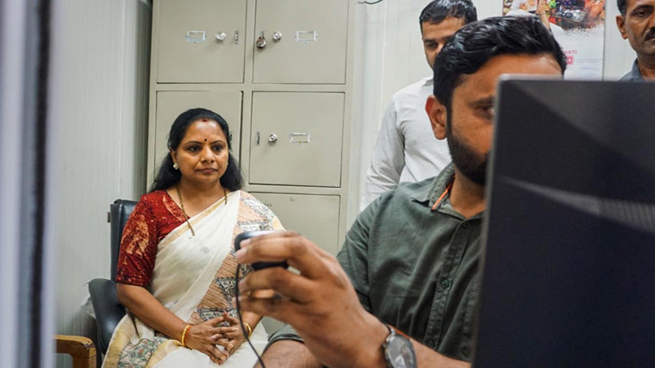 MLC Kavitha | అనుమానితురాలు అంటూనే.. కవితకు మద్యం పాలసీ కేసు అంటగట్టే యత్నం