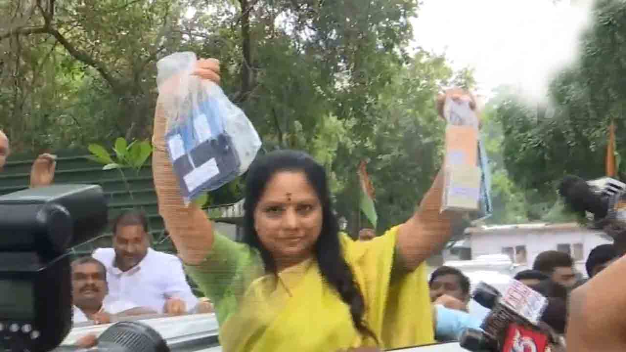 MLC Kavitha | మూడోసారి ఈడీ విచారణకు హాజరైన కవిత.. వెళ్లేముందు ఫోన్లను మీడియాకు చూపించిన ఎమ్మెల్సీ