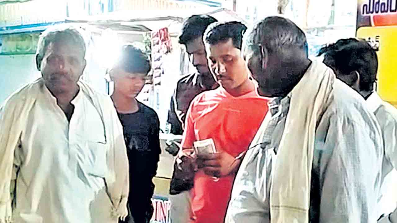 డబ్బులు ఇచ్చి.. జనాన్ని తరలించి