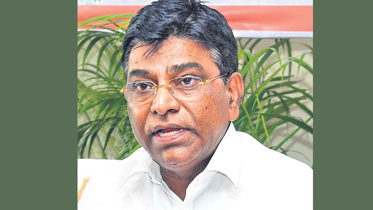 కొవ్వూరు రైల్వేలైన్‌పై నిర్లక్ష్యమేల?