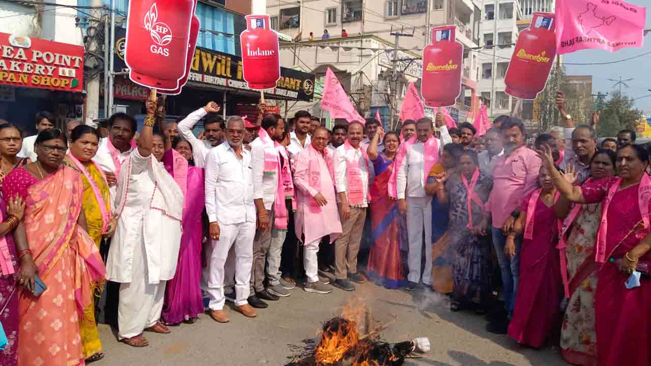 BRS Protests | గ్యాస్‌ ధరల పెంపుపై బీఆర్‌ఎస్‌ ఆధ్వర్యంలో మిన్నంటిన నిరసనలు