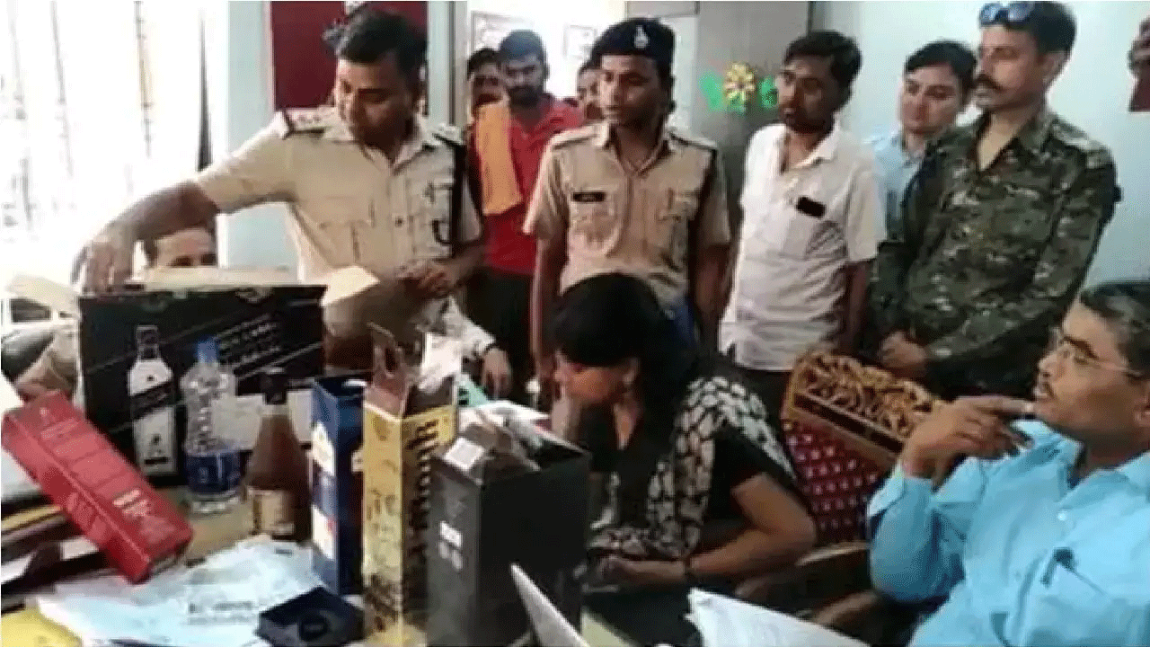 దారుణం : స్కూల్ ప్రిన్సిప‌ల్ రూంలో మ‌ద్యం బాటిళ్లు, కండోమ్ ప్యాకెట్లు ల‌భ్యం