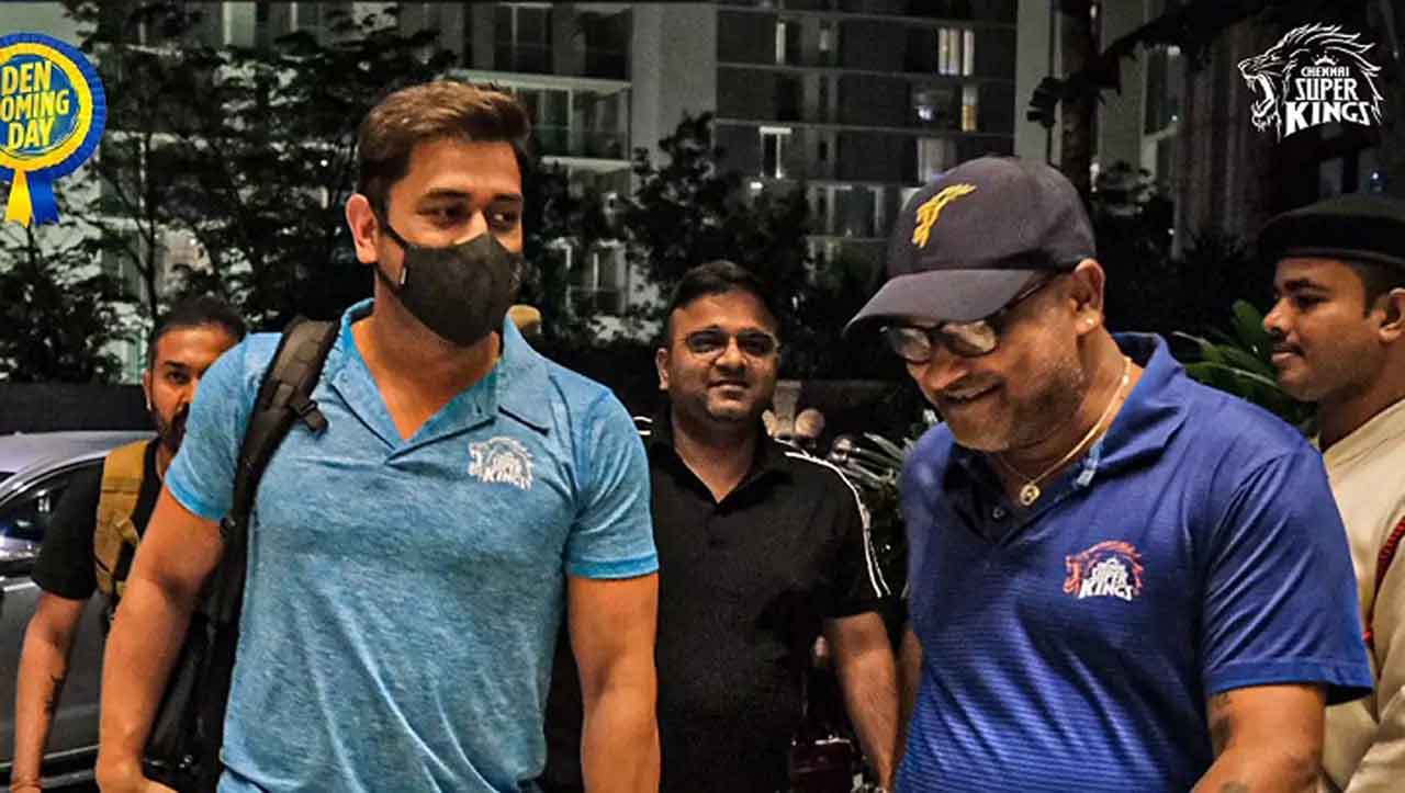 MS Dhoni | ఐపీఎల్ ప్రాక్టీస్ కోసం చెన్నైకి ధోనీ.. ఎయిర్‌పోర్టులో గ్రాండ్ వెల్‌కం చెప్పిన ఫ్యాన్స్