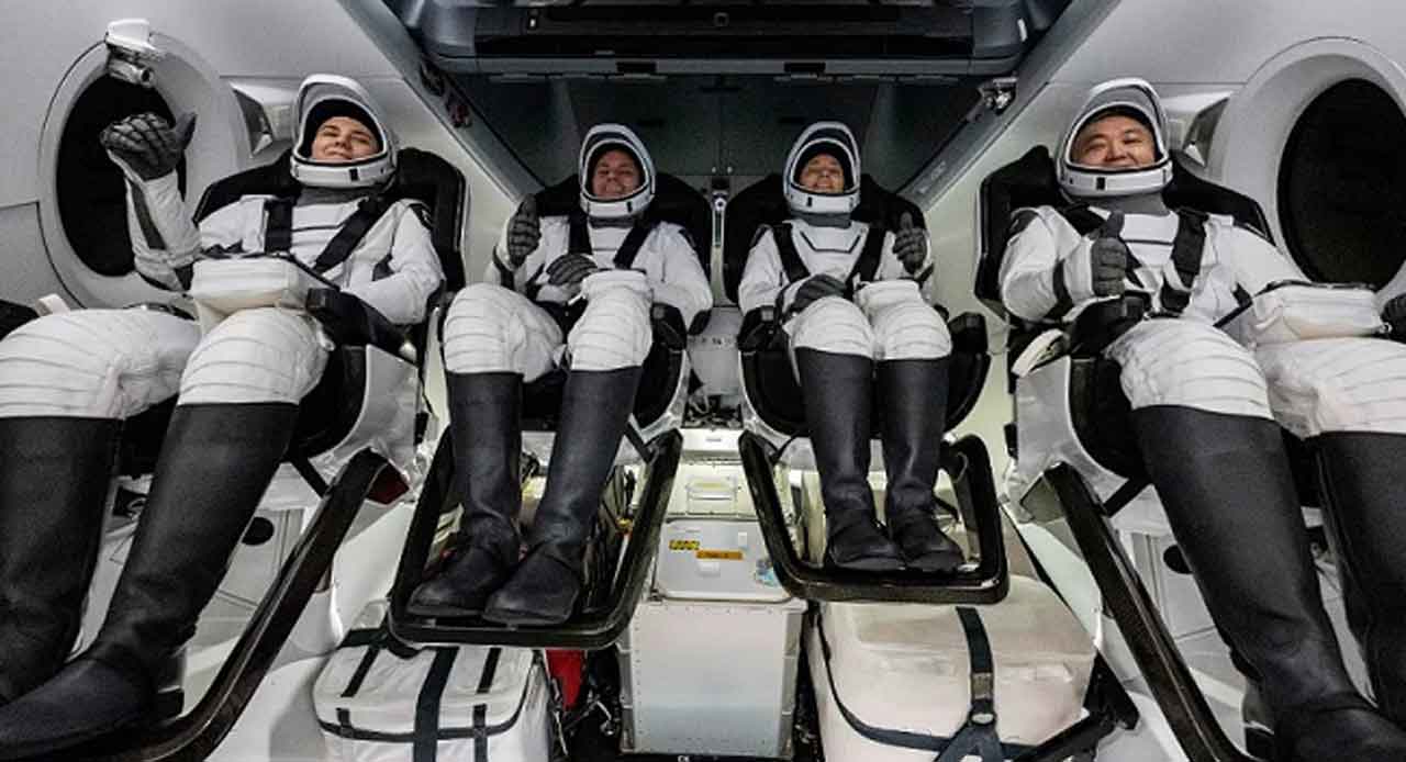 NASA Austronauts | 5 నెల‌ల త‌ర్వాత నేల‌పై కాలుమోపిన నాసా వ్యోమ‌గాములు 