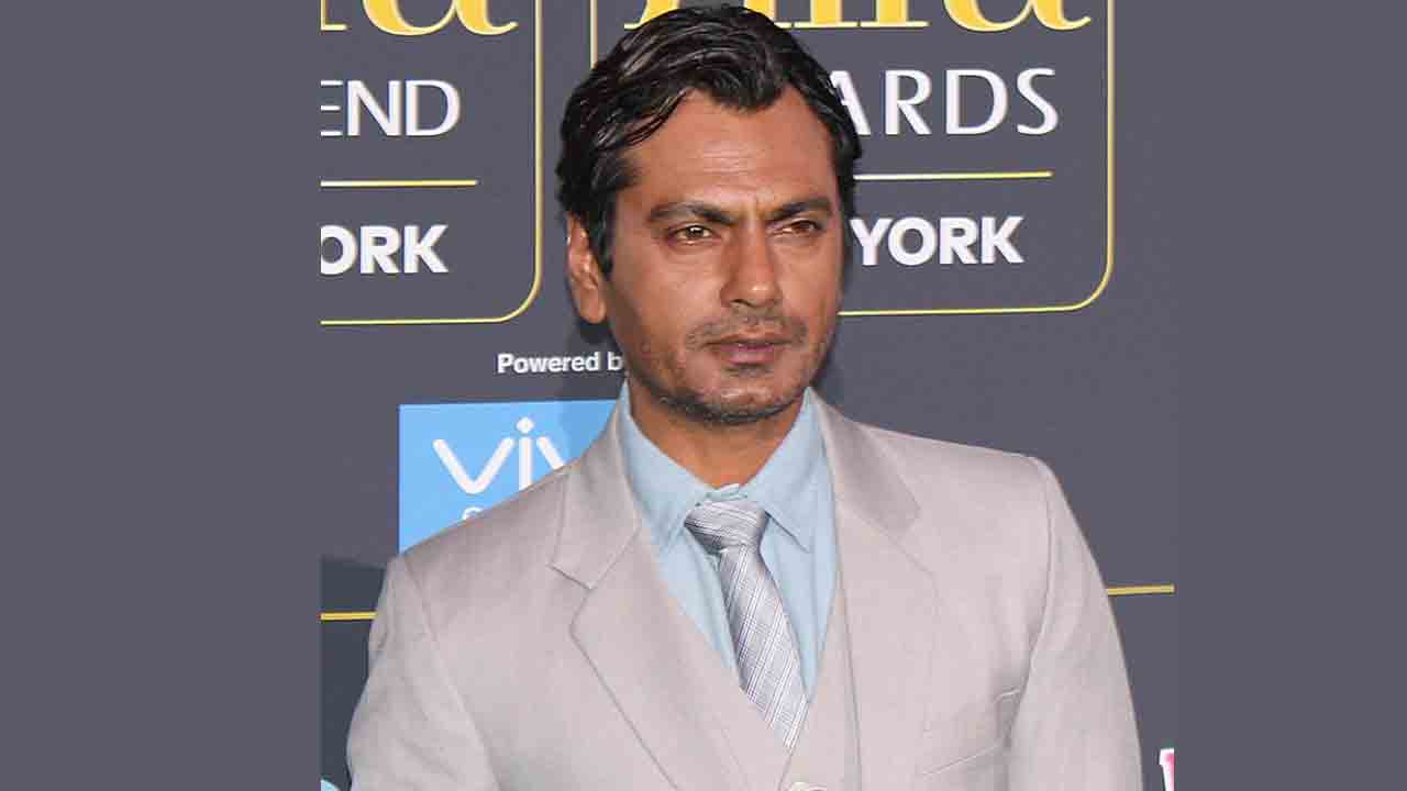 నవాజుద్దీన్‌ సిద్ధిఖీ వందకోట్ల దావా