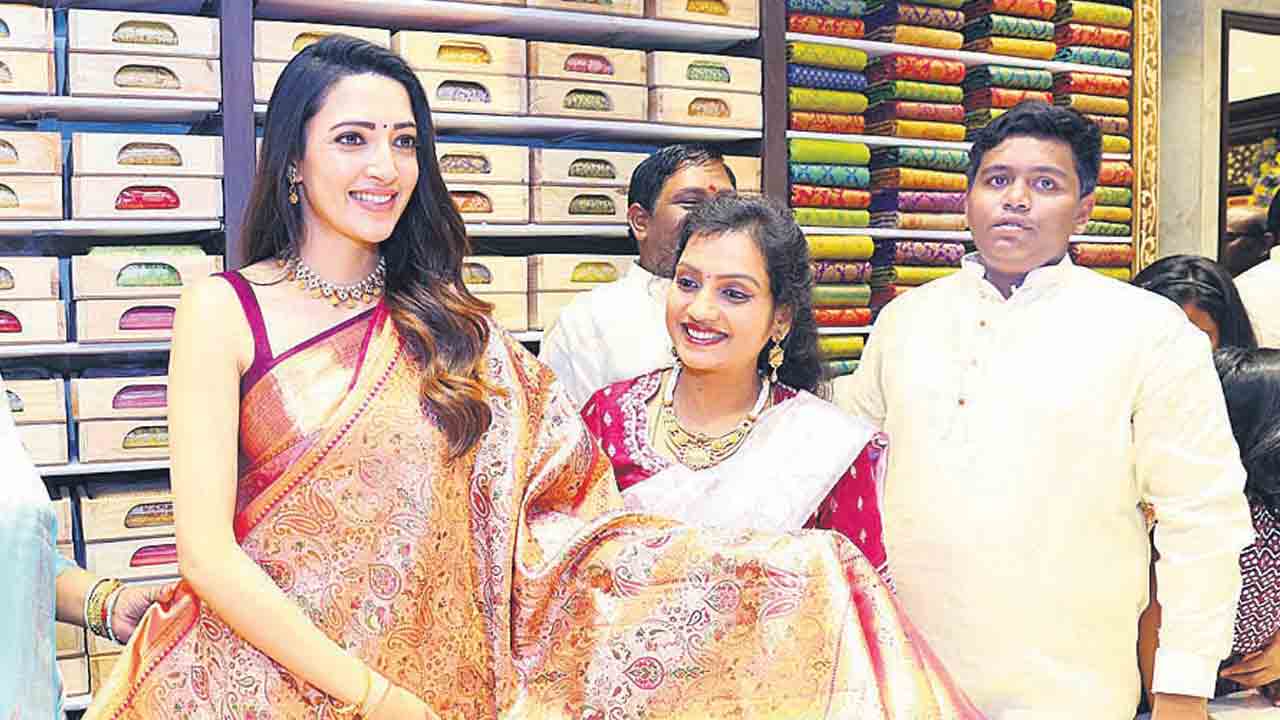 కోరుట్లలో డీజే టిల్లు ఫేమ్‌ నేహాశెట్టి