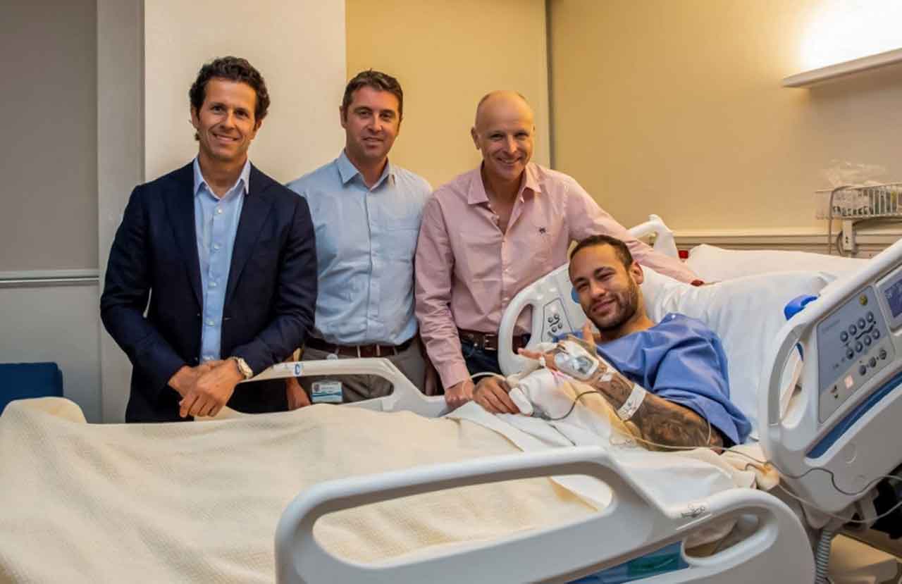 Neymar | బ్రెజిల్ స్టార్ ఫుట్‌బాల‌ర్‌కు స‌ర్జ‌రీ.. 4 నెల‌లు ఆట‌కు దూరం