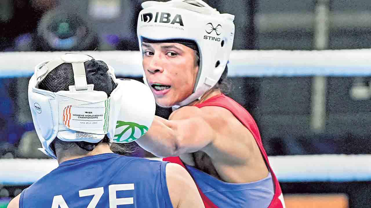 నిఖత్ తొలి పంచ్ అదుర్స్