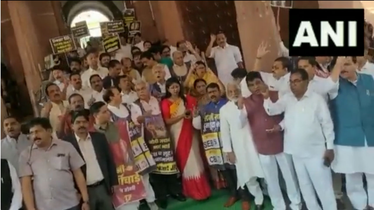 JPC inquiry: పార్ల‌మెంట్ గేట్ నెంబ‌ర్ 1 వ‌ద్ద విప‌క్షాల నిర‌స‌న.. వీడియో