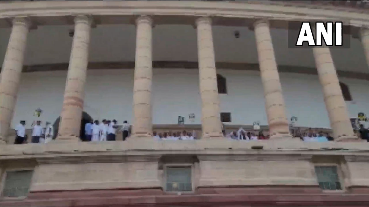 Parliament: అదానీపై జేపీసీ కోరుతూ.. పార్ల‌మెంట్ ఫ‌స్ట్ ఫ్లోర్‌పై విప‌క్షాల నిర‌స‌న