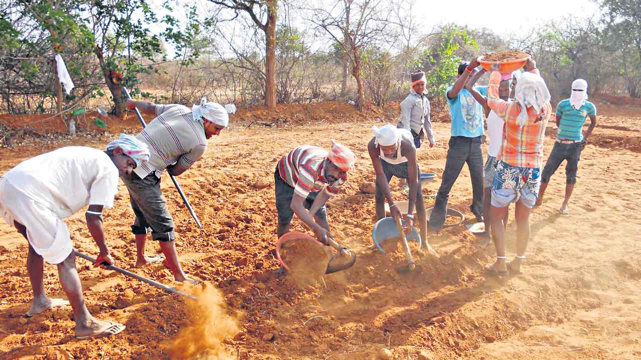 ఉపాధికి కేంద్రం మంగళం