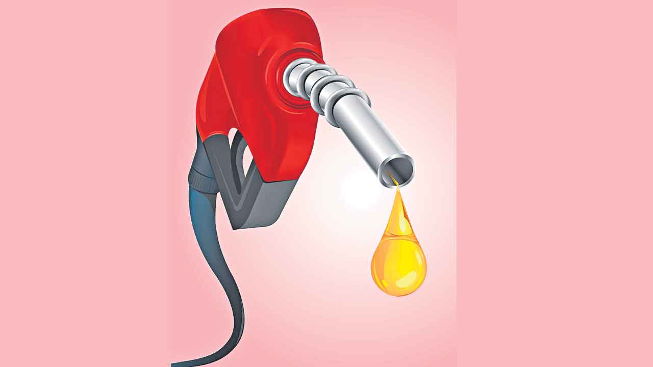 Petrol Price | పెట్రోల్‌పై రూ.15 వరకు తగ్గే ఛాన్స్‌ ఉన్నా.. సామాన్యులను దోపిడీ చేస్తున్న కేంద్ర ప్రభుత్వం