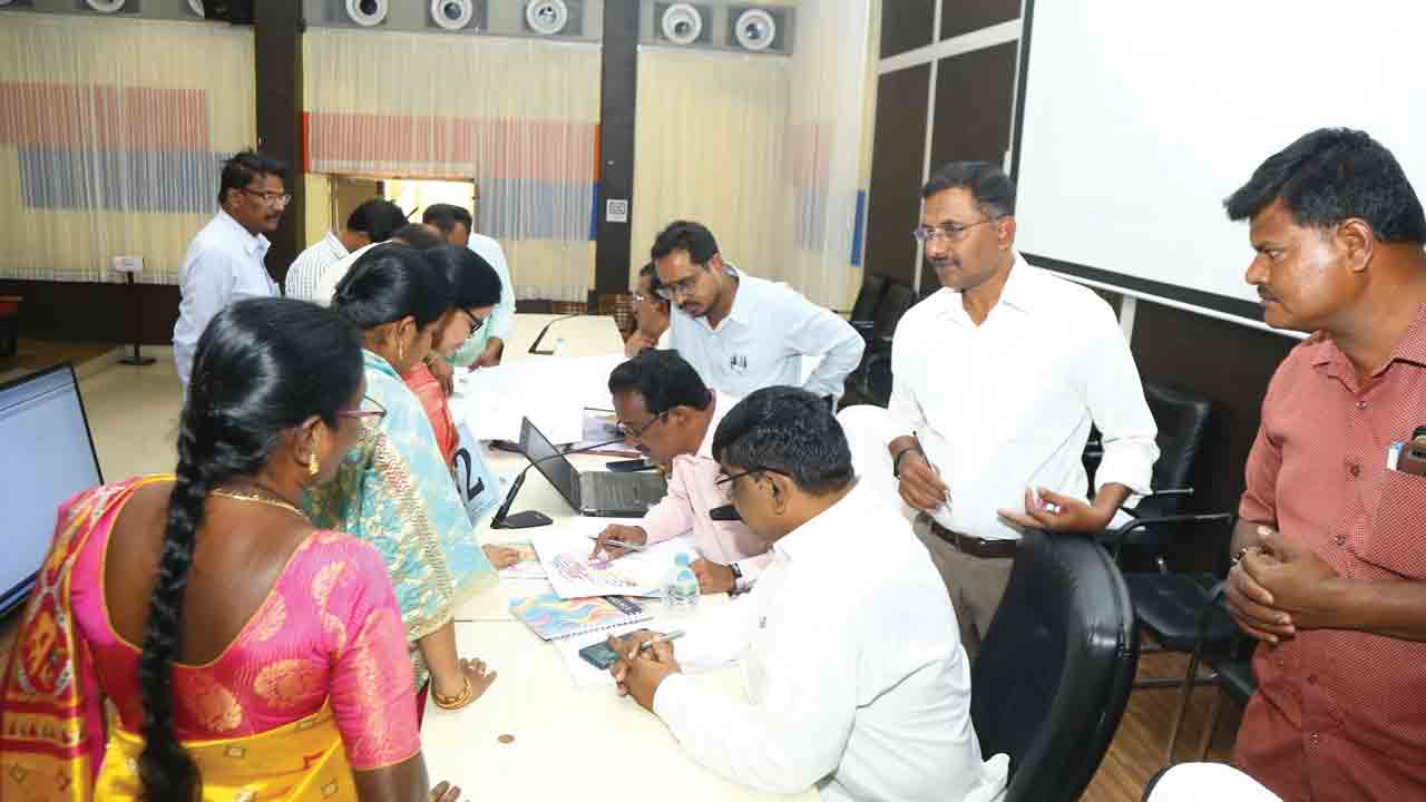 71 ప్లాట్లు.. 33 ఇండ్లు