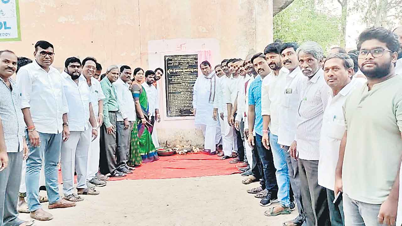 కార్పొరేట్‌కు దీటుగా సర్కారు బడులు