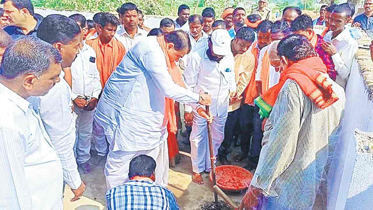 అన్ని వర్గాల ప్రజలను ఆదరిస్తున్న రాష్ట్ర ప్రభుత్వం