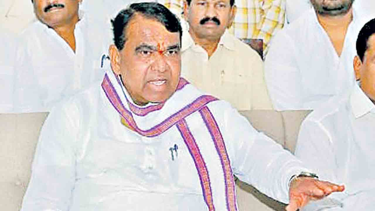 Speaker Pocharam Srinivas reddy |  తల్లికి పుట్టినోడైతే అట్ల మాట్లాడడు.. బండి భాష అసభ్యం.. మాతృమూర్తులకు అవమానకరం: స్పీకర్‌ పోచారం