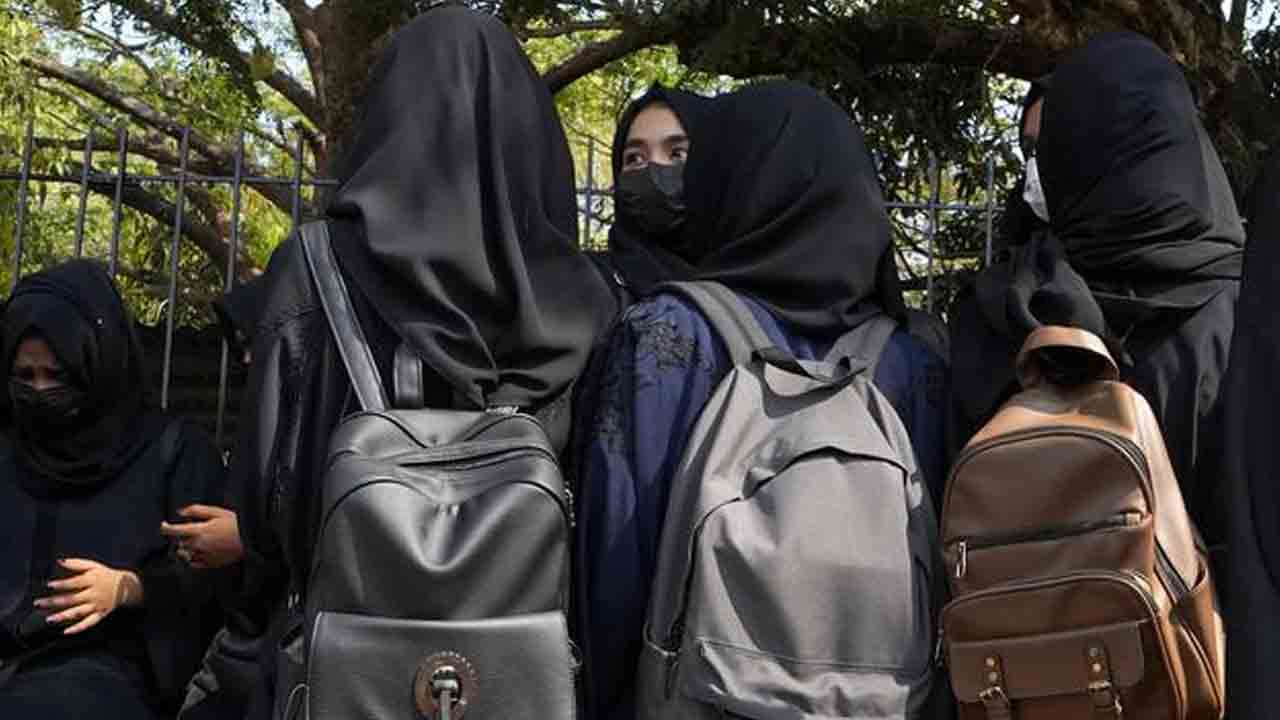 బాలికల పాఠశాలలపై విషప్రయోగం!