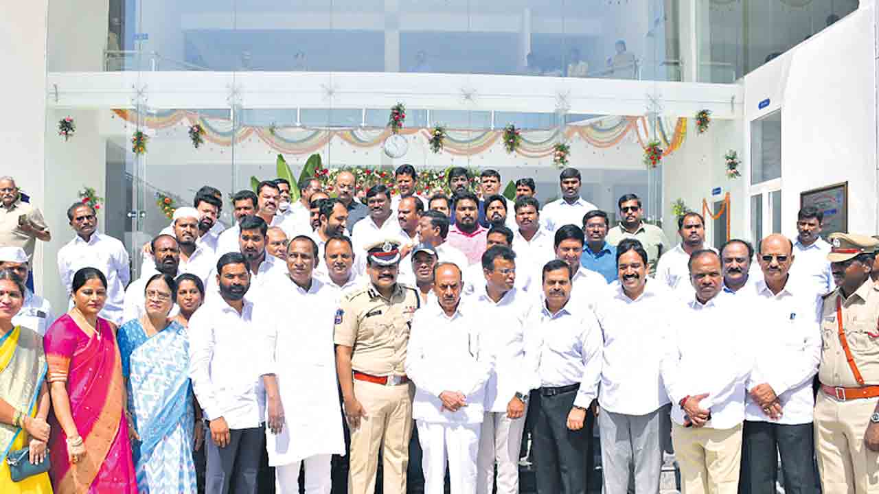 మన పోలీసులు.. దేశానికే ఆదర్శం