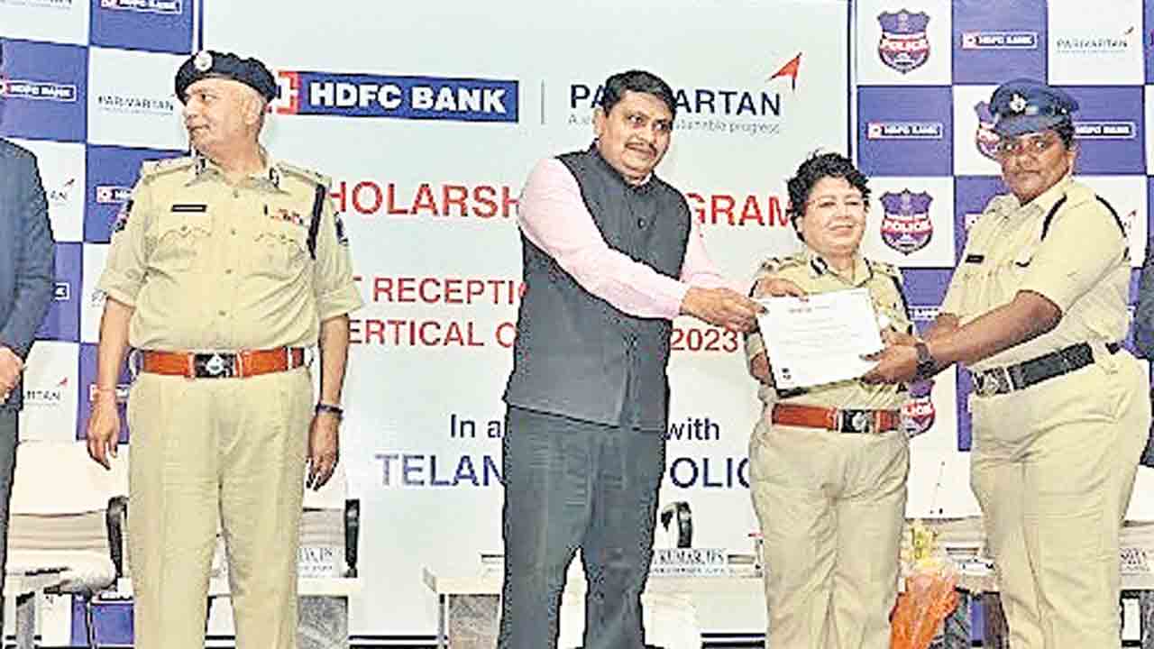 వర్టికల్‌లో ప్రతిభ కనబర్చిన పోలీసులకు అవార్డులు