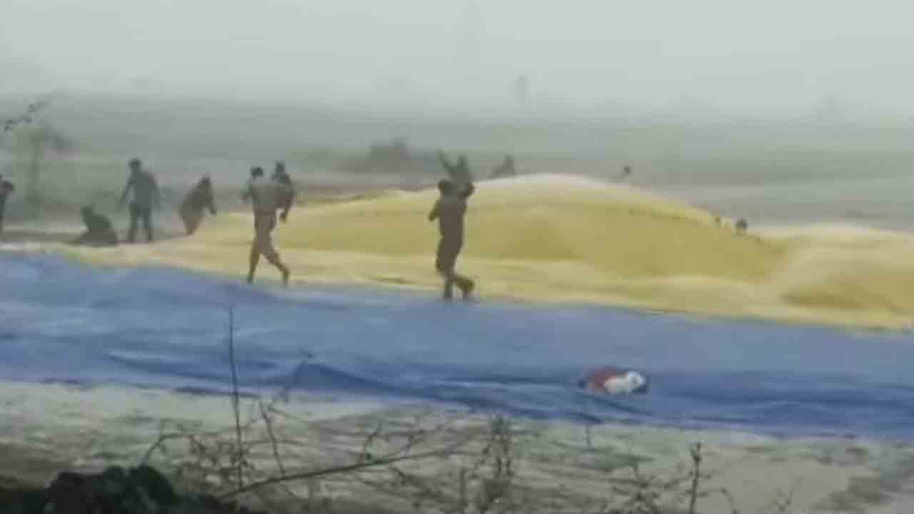 Suryapet | వ‌ర్షంలో రైతుల‌కు సాయ‌మందించిన పోలీసుల‌పై ప్ర‌శంస‌ల వ‌ర్షం