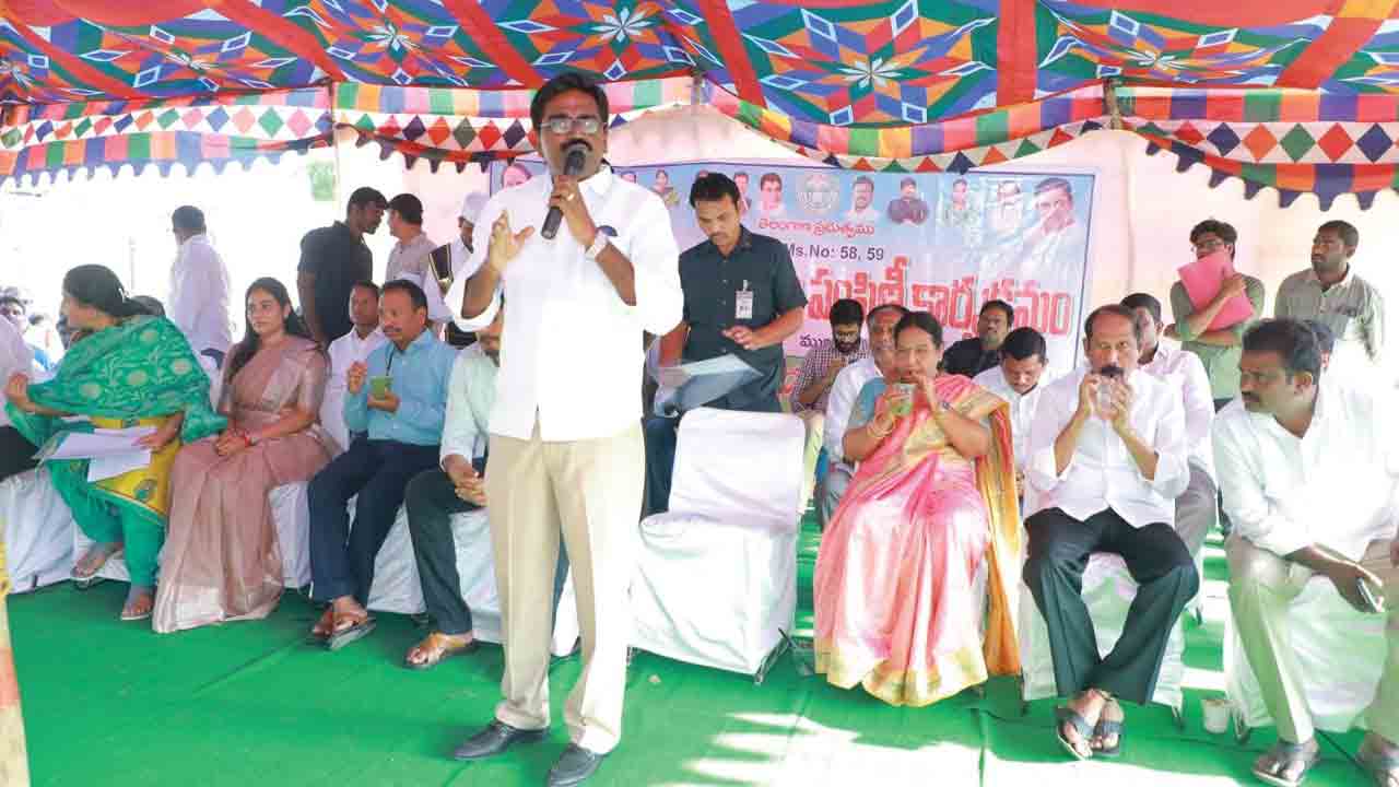 అర్హులందరికీ ఇండ్ల పట్టాలు