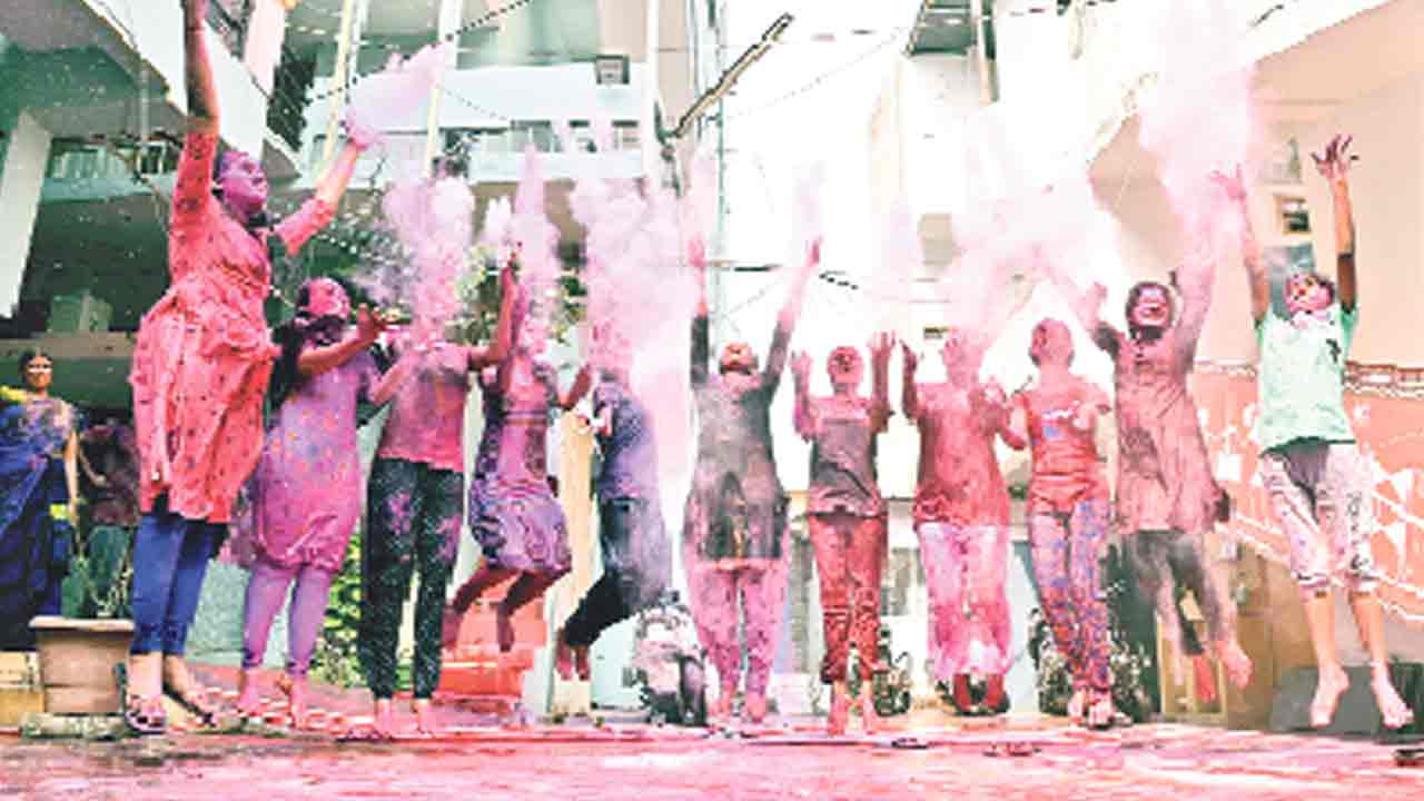 రంగు పడింది.. ఘనంగా హోలీ వేడుకలు