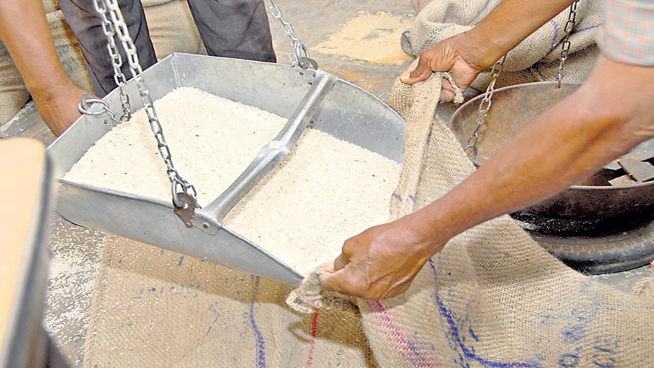 PM Modi |  పేదల నోట్లో మోదీ మట్టి.. ఉచిత బియ్యం పంపిణీ కోటాలో కోత