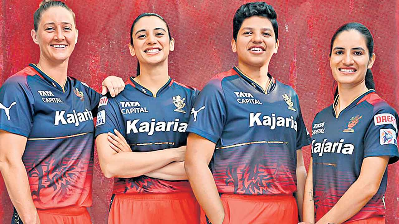 IPL 2023 | మహిళల అరంగేట్రం.. ఆర్సబీ జెర్సీ విడుదల